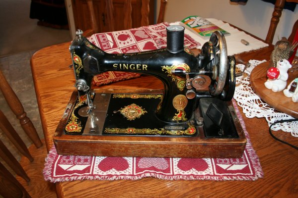 1924 Singer 128 Hand Crank Sewing Machine
