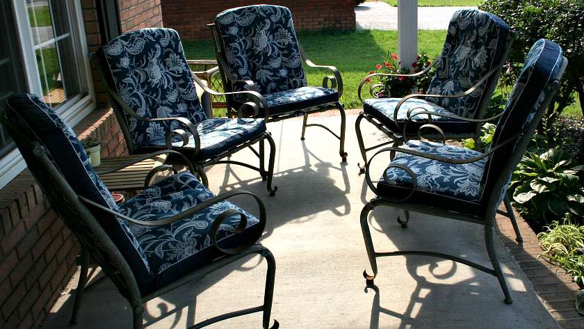 How to Recover Lawn Chair Cushions