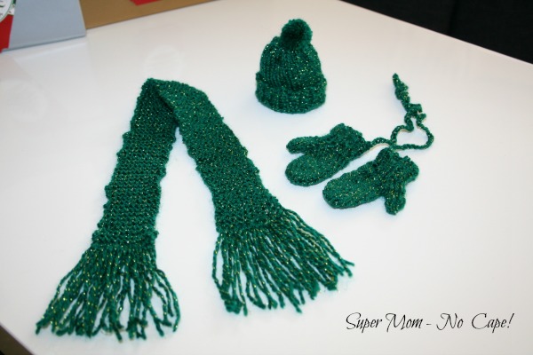 Closer look at mini mittens hat and scraf