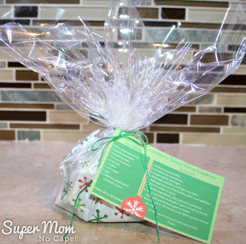 Example of a cookie exchange package with the cookies inside cellophane wrapping and a recipe card attacked.