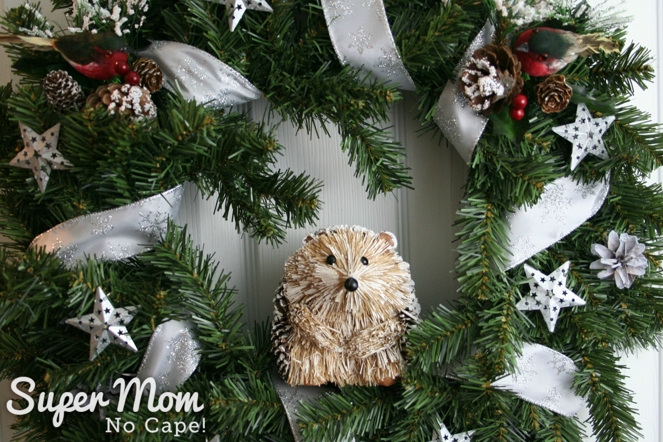 Hedgehog and 2 birds on the wreath