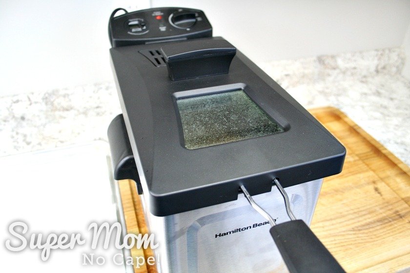 Hamilton Beach deep fryer with the lid on while frying