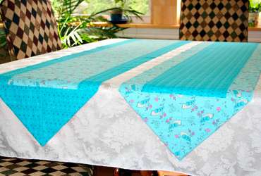 table runners on table
